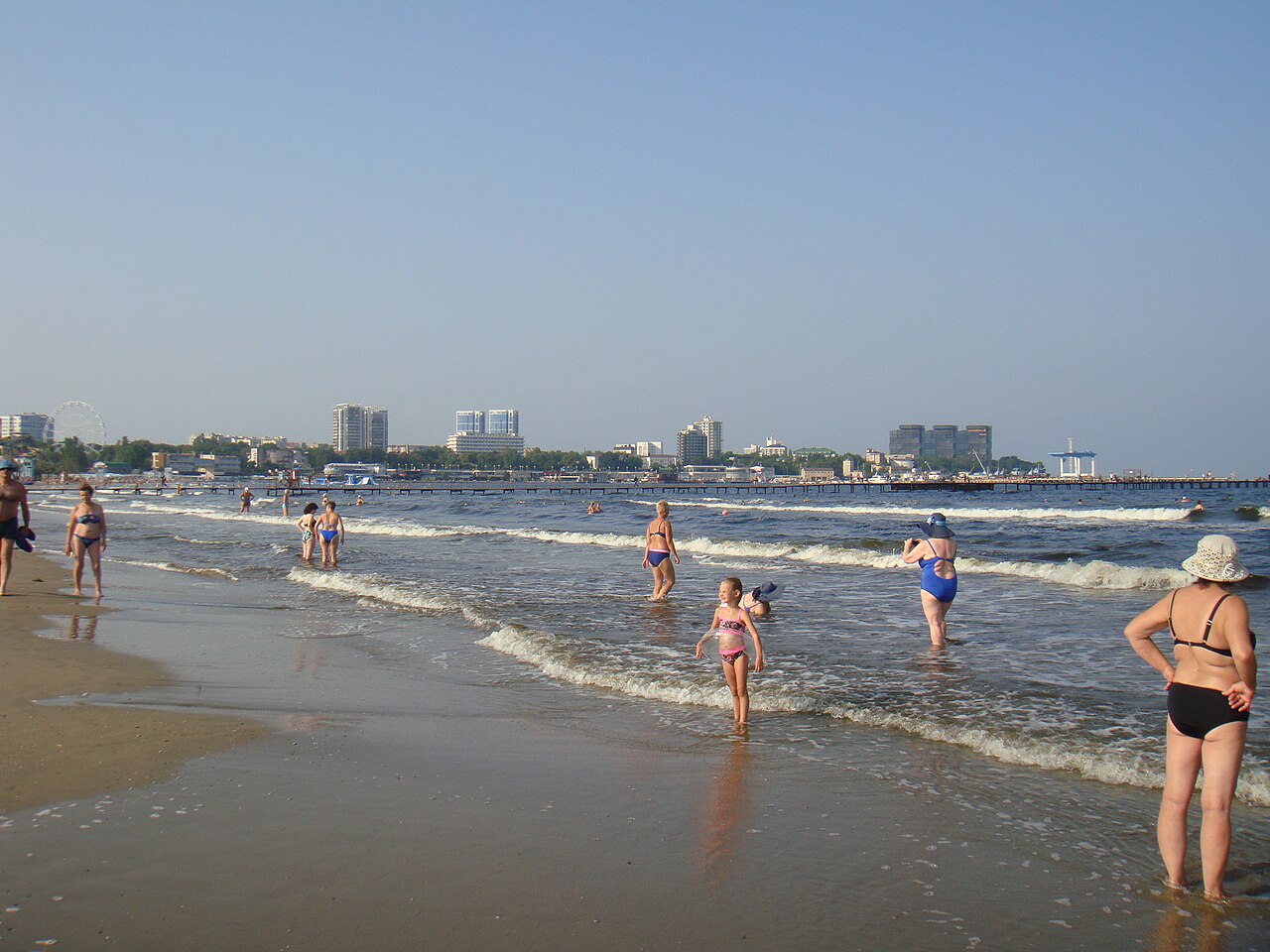 Городской пляж Анапы в солнечный день
