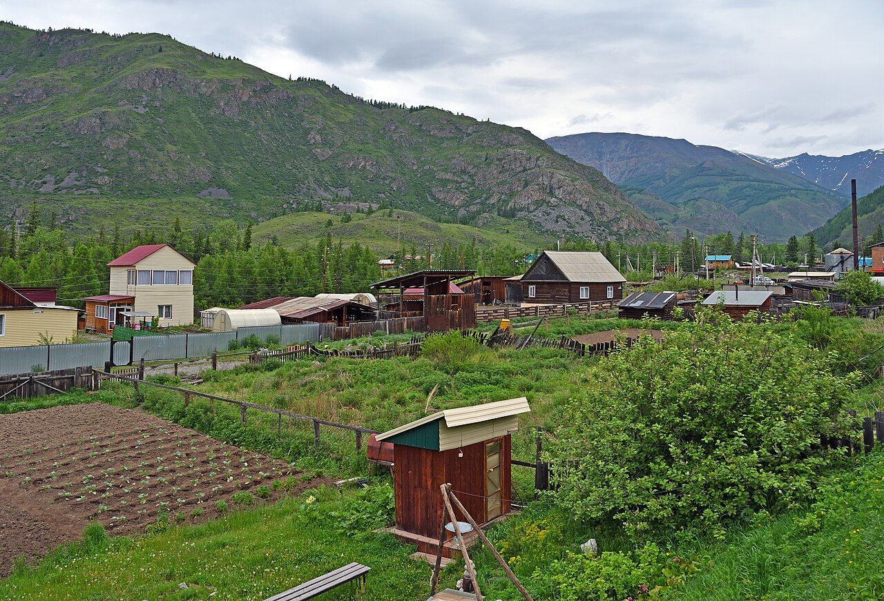Село Акташ и горы восточного Алтая