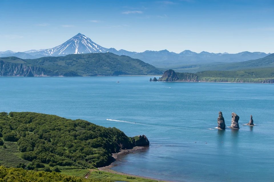 Морская прогулка к скалам Три Брата на Камчатке