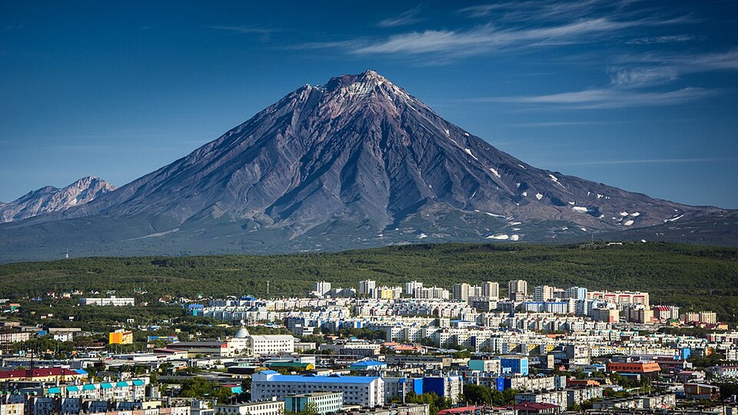Корякский вулкан и Петропавловск-Камчатский