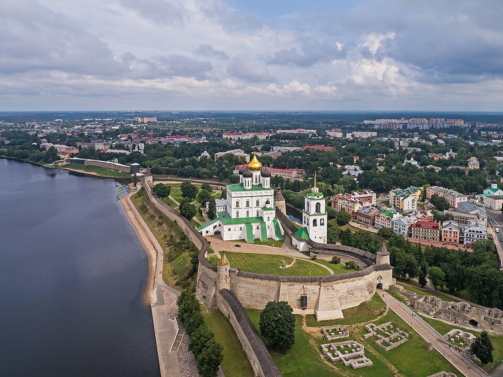 Псковский Кром и Троицкий собор с высоты
