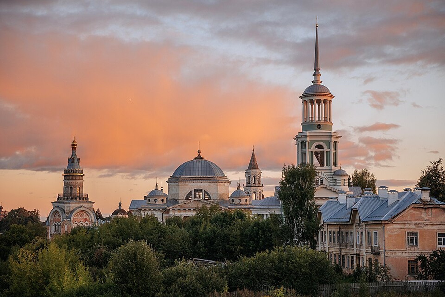 Новоторжский Борисоглебский монастырь на закате в Торжке